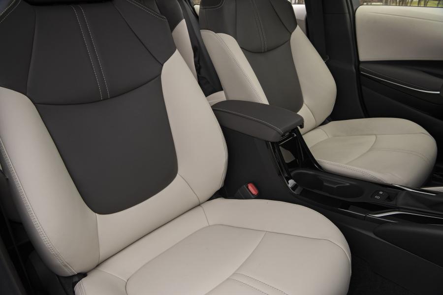 Интерьер Toyota Corolla XLE Sedan 2019 года  (NA) (фото 6 из 40)